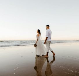 couple couple marchant sur le sable