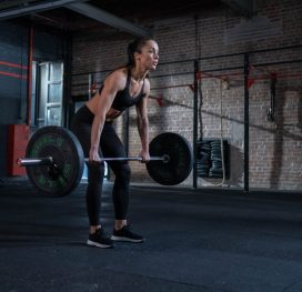 femmesport femme qui tient une altère