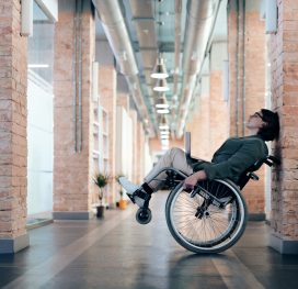 handicap femme sur une chaise roulante