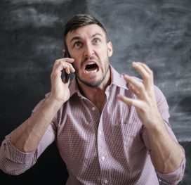 homme qui hurle au téléphone